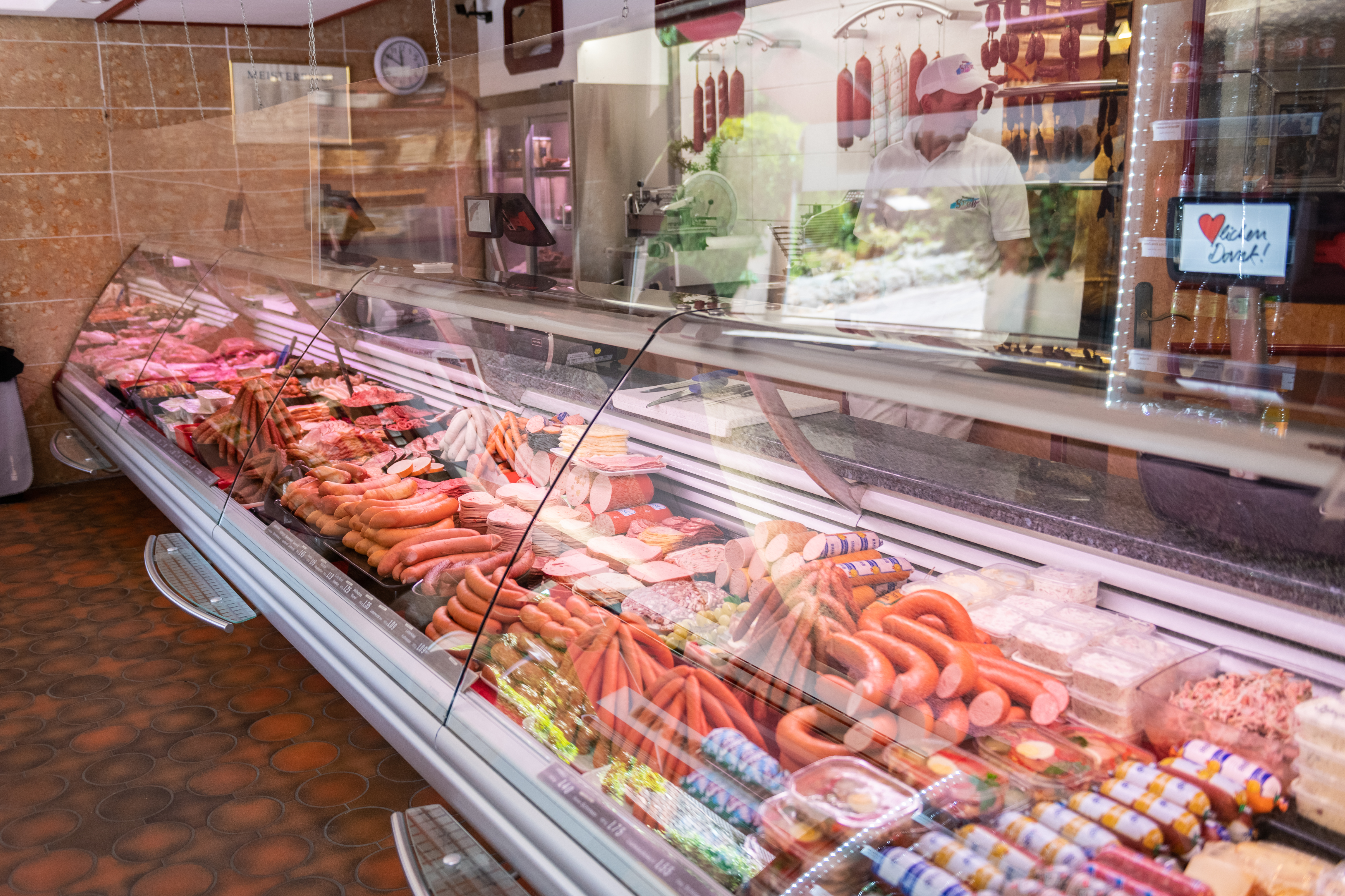 Die Zubereitung von Hackfleisch bei der Metzgerei Gress wird gezeigt.